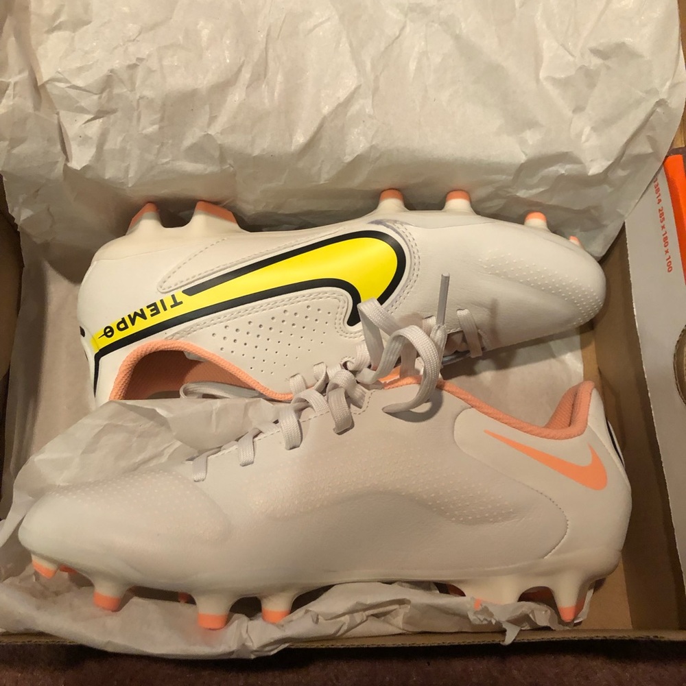 NWT Nike Tiempo Leather Soccer Cleats Women’s Size 6